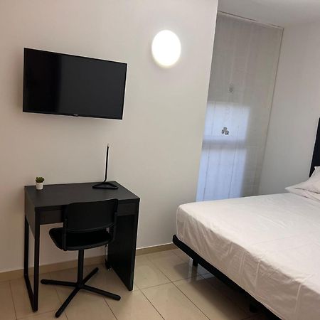 Fira Gran Via 2 - Private Rooms In A Shared Apartment - Habitaciones Privadas En Apartamento Compartido Оспиталет де Лобрегат Екстериор снимка
