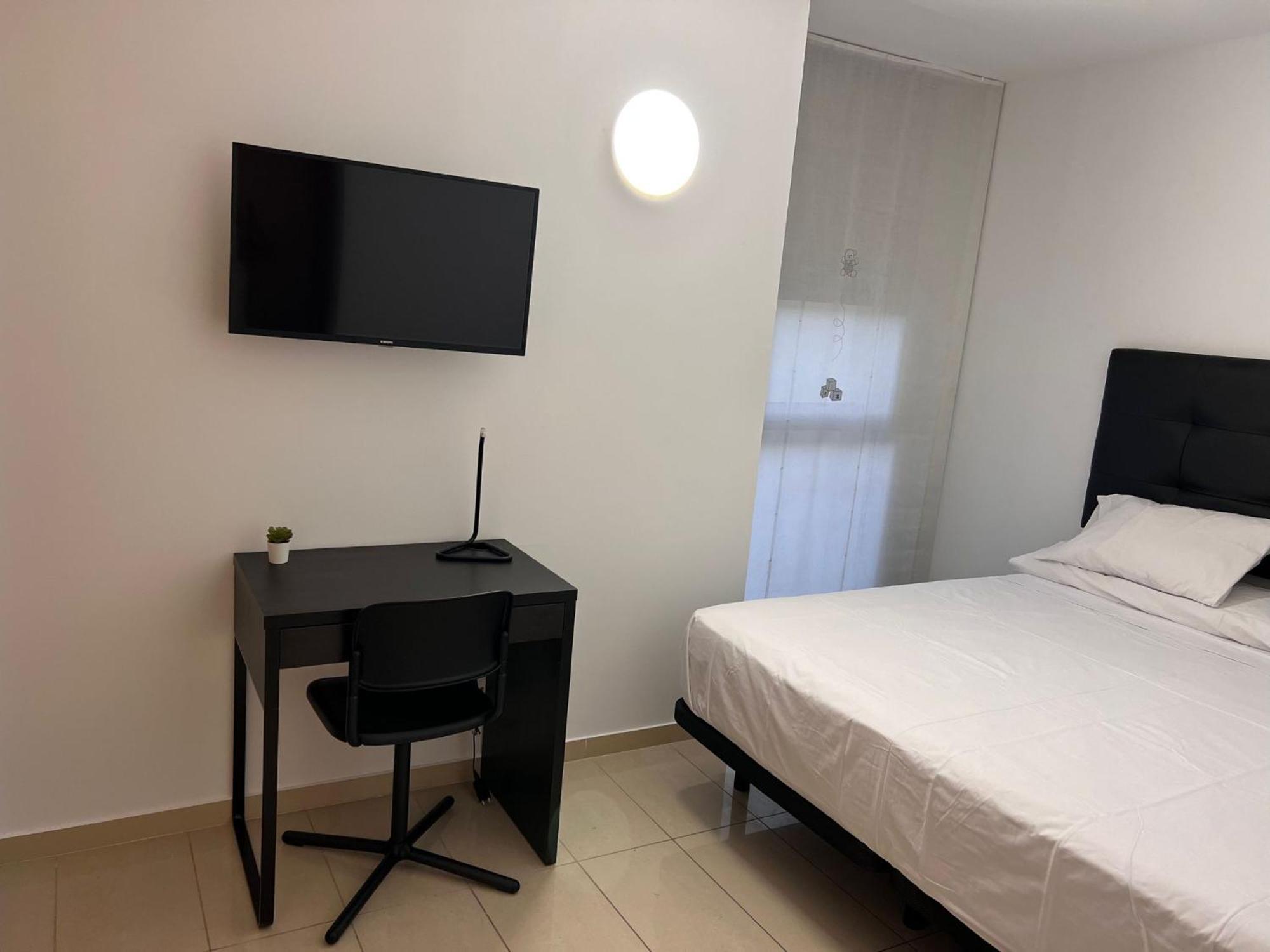 Fira Gran Via 2 - Private Rooms In A Shared Apartment - Habitaciones Privadas En Apartamento Compartido Оспиталет де Лобрегат Екстериор снимка