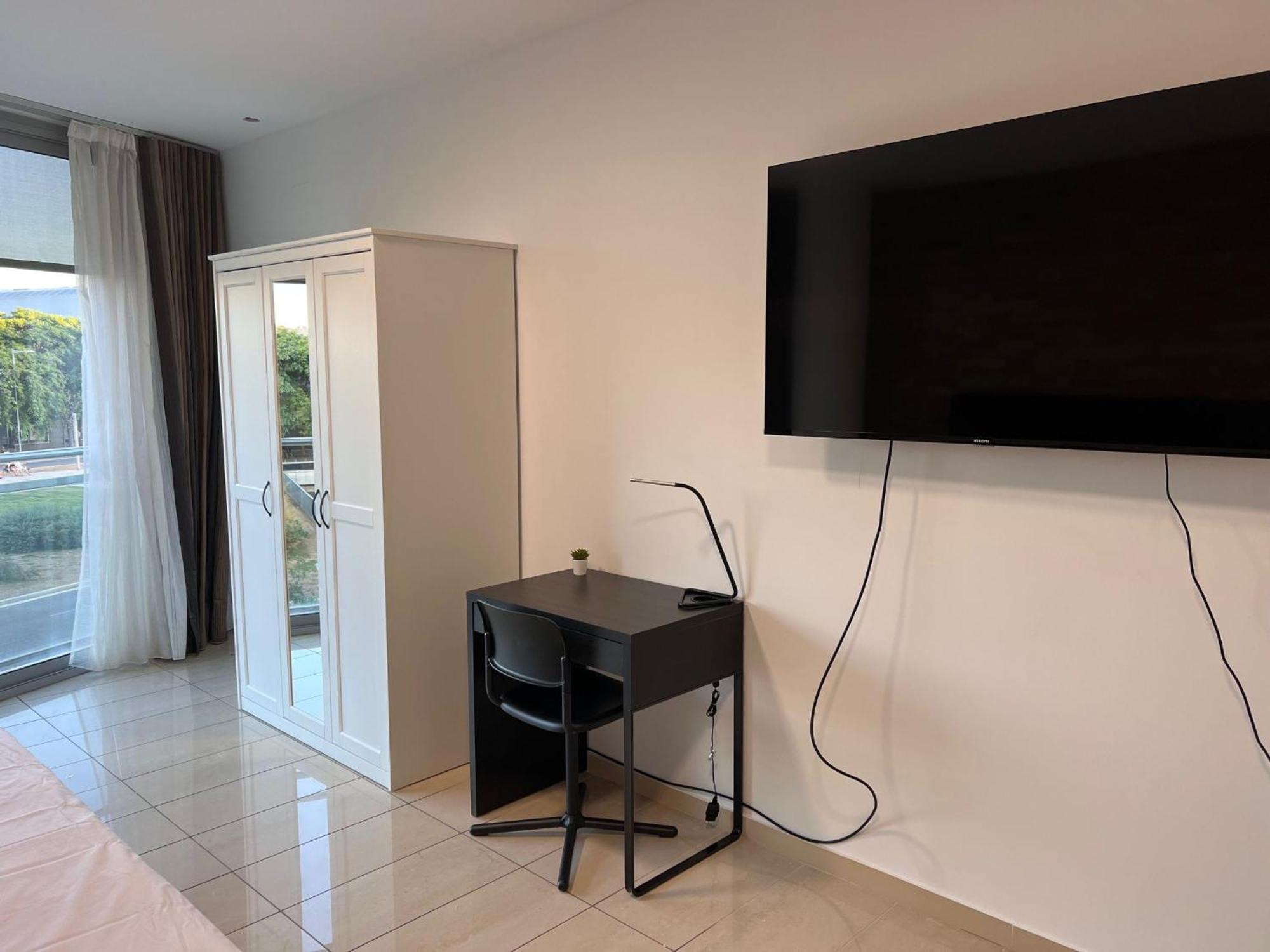 Fira Gran Via 2 - Private Rooms In A Shared Apartment - Habitaciones Privadas En Apartamento Compartido Оспиталет де Лобрегат Екстериор снимка