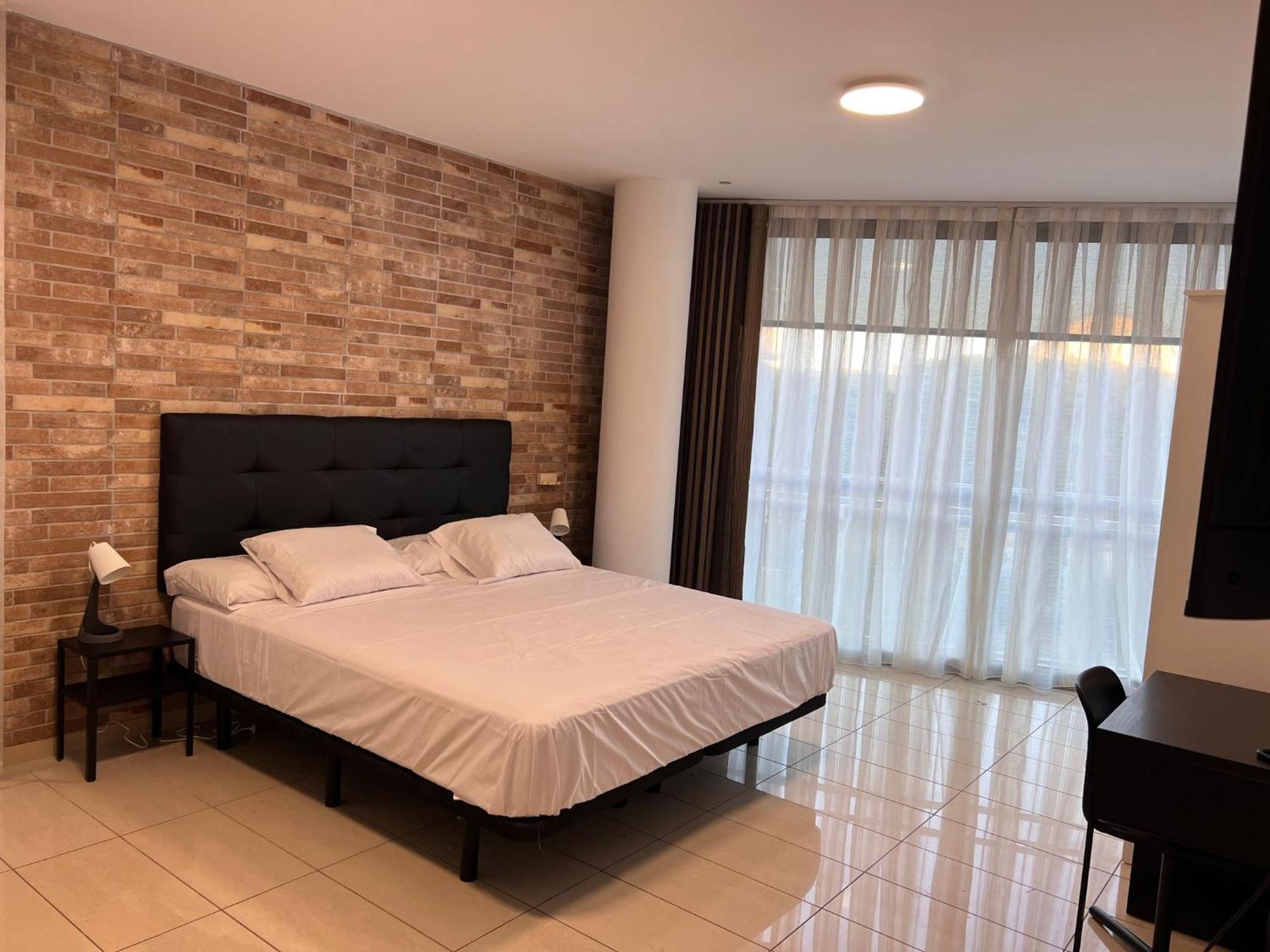 Fira Gran Via 2 - Private Rooms In A Shared Apartment - Habitaciones Privadas En Apartamento Compartido Оспиталет де Лобрегат Екстериор снимка