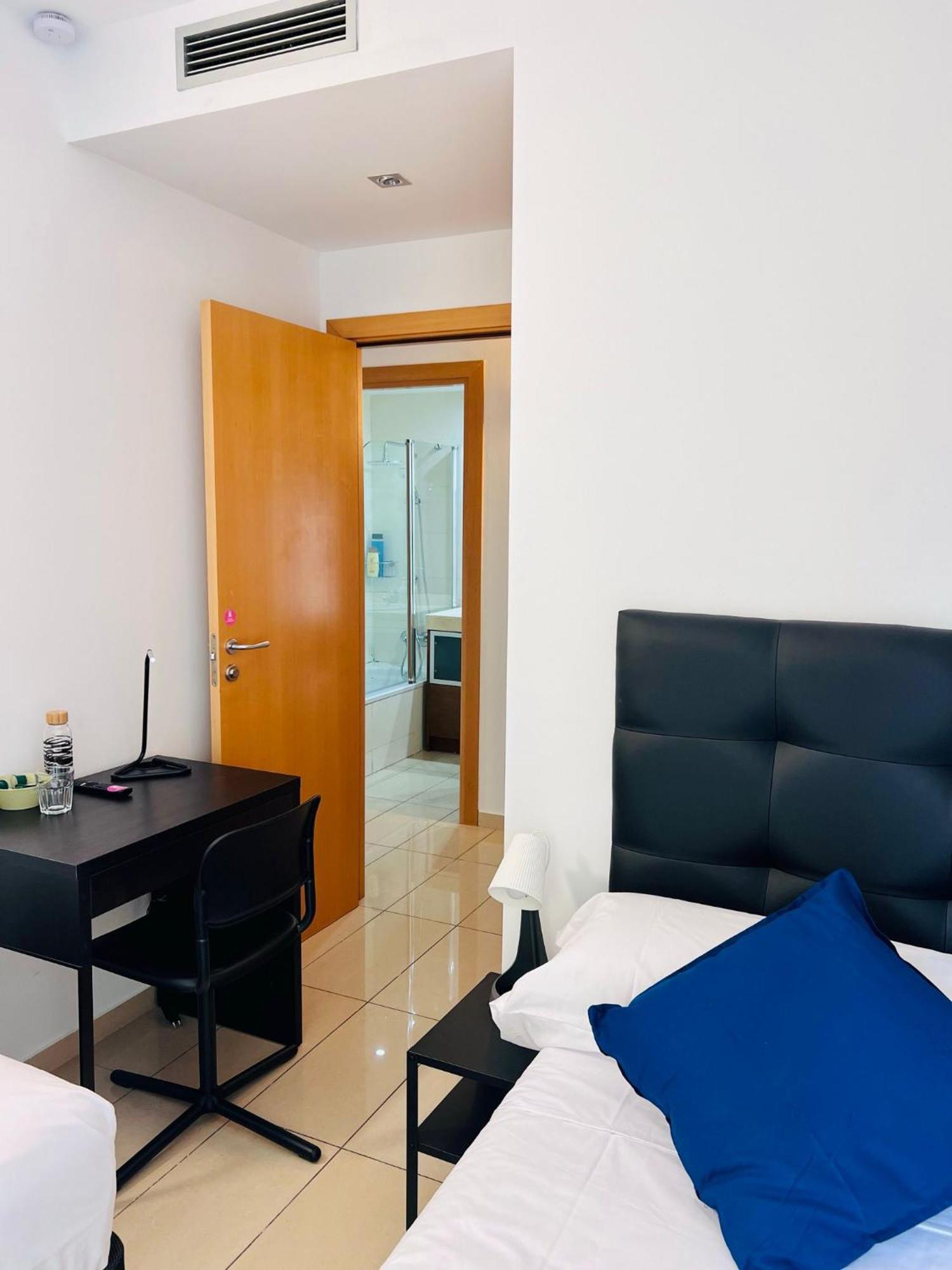 Fira Gran Via 2 - Private Rooms In A Shared Apartment - Habitaciones Privadas En Apartamento Compartido Оспиталет де Лобрегат Екстериор снимка