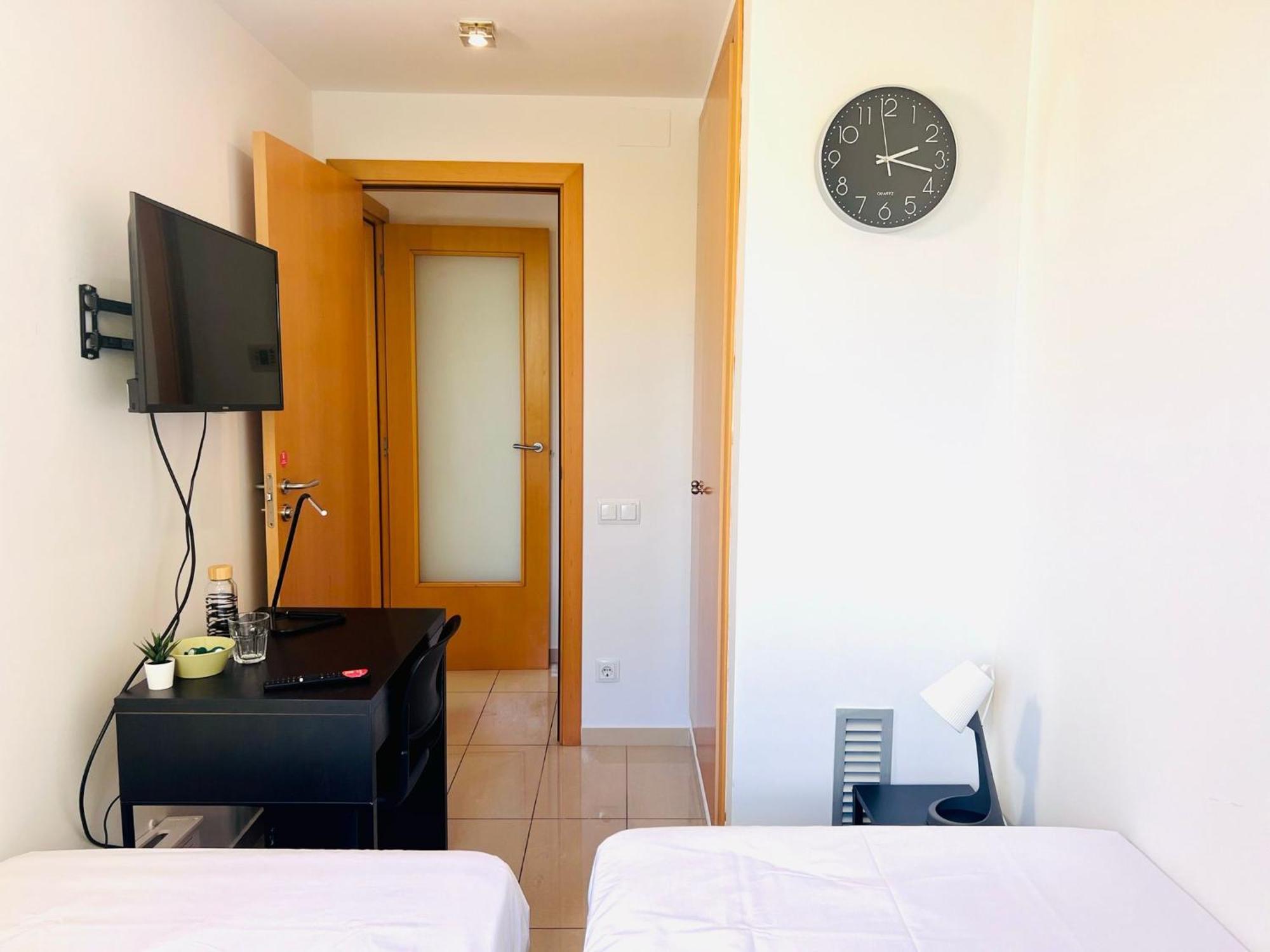 Fira Gran Via 2 - Private Rooms In A Shared Apartment - Habitaciones Privadas En Apartamento Compartido Оспиталет де Лобрегат Екстериор снимка