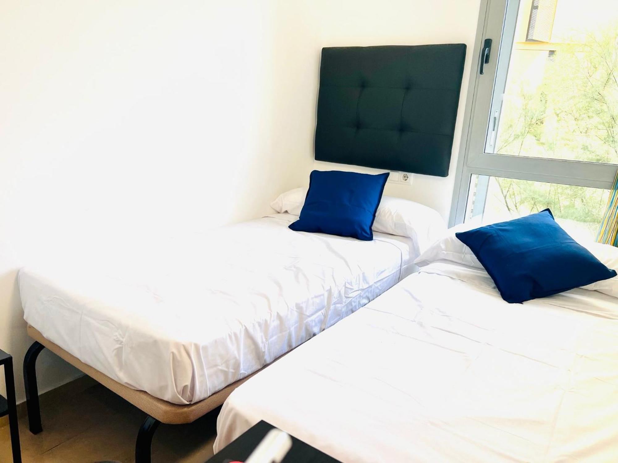 Fira Gran Via 2 - Private Rooms In A Shared Apartment - Habitaciones Privadas En Apartamento Compartido Оспиталет де Лобрегат Екстериор снимка
