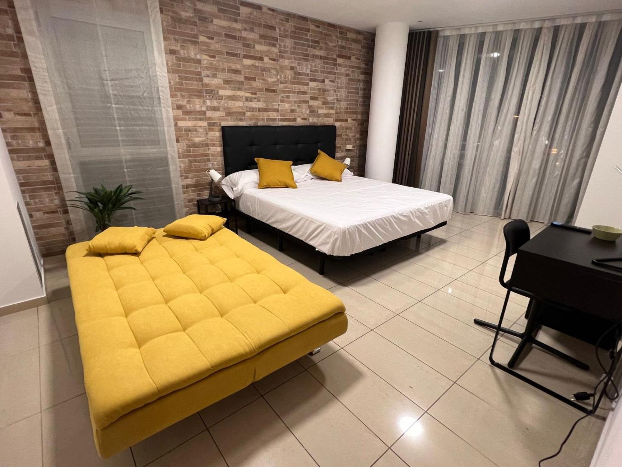 Fira Gran Via 2 - Private Rooms In A Shared Apartment - Habitaciones Privadas En Apartamento Compartido Оспиталет де Лобрегат Екстериор снимка