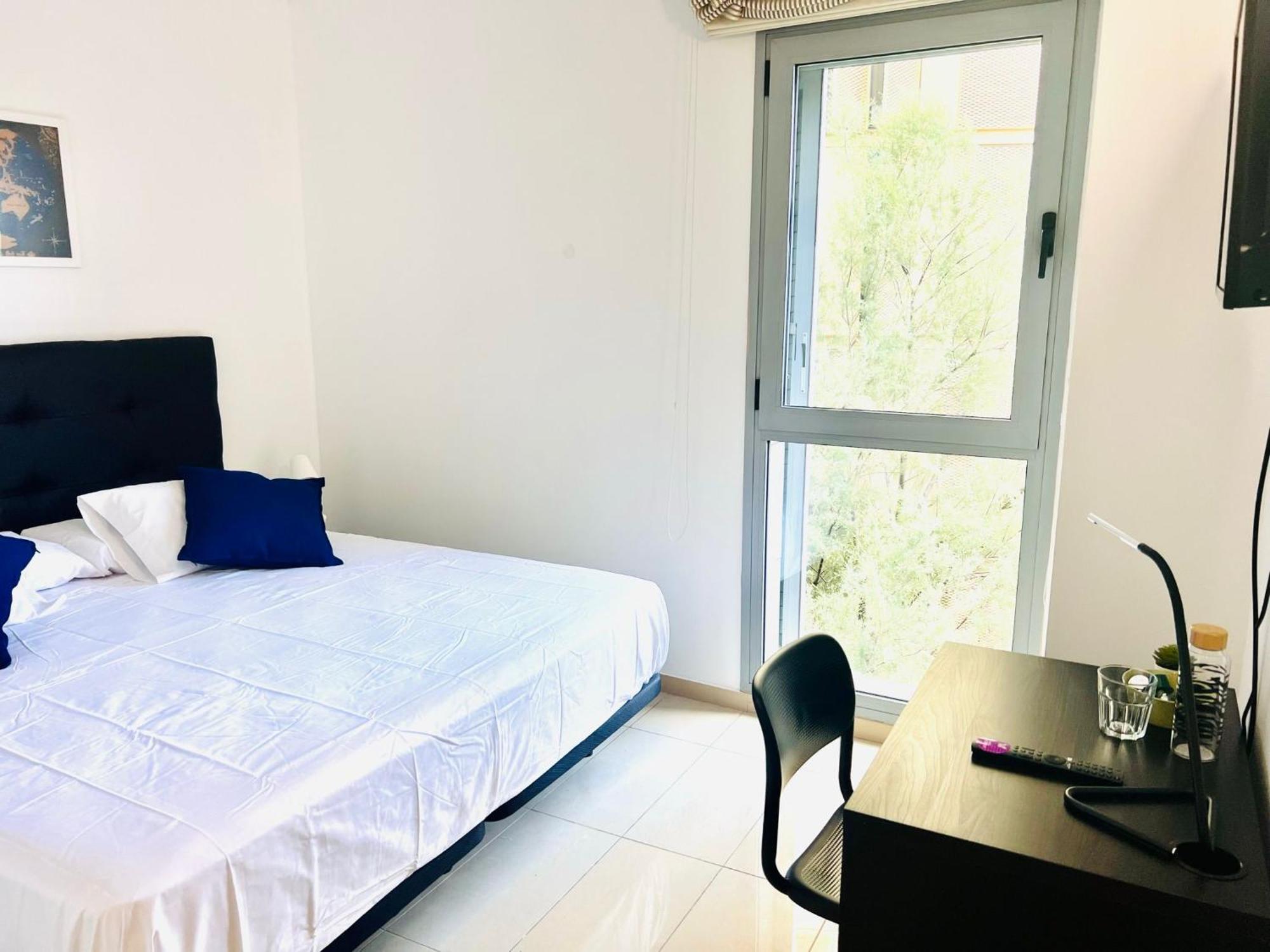 Fira Gran Via 2 - Private Rooms In A Shared Apartment - Habitaciones Privadas En Apartamento Compartido Оспиталет де Лобрегат Екстериор снимка