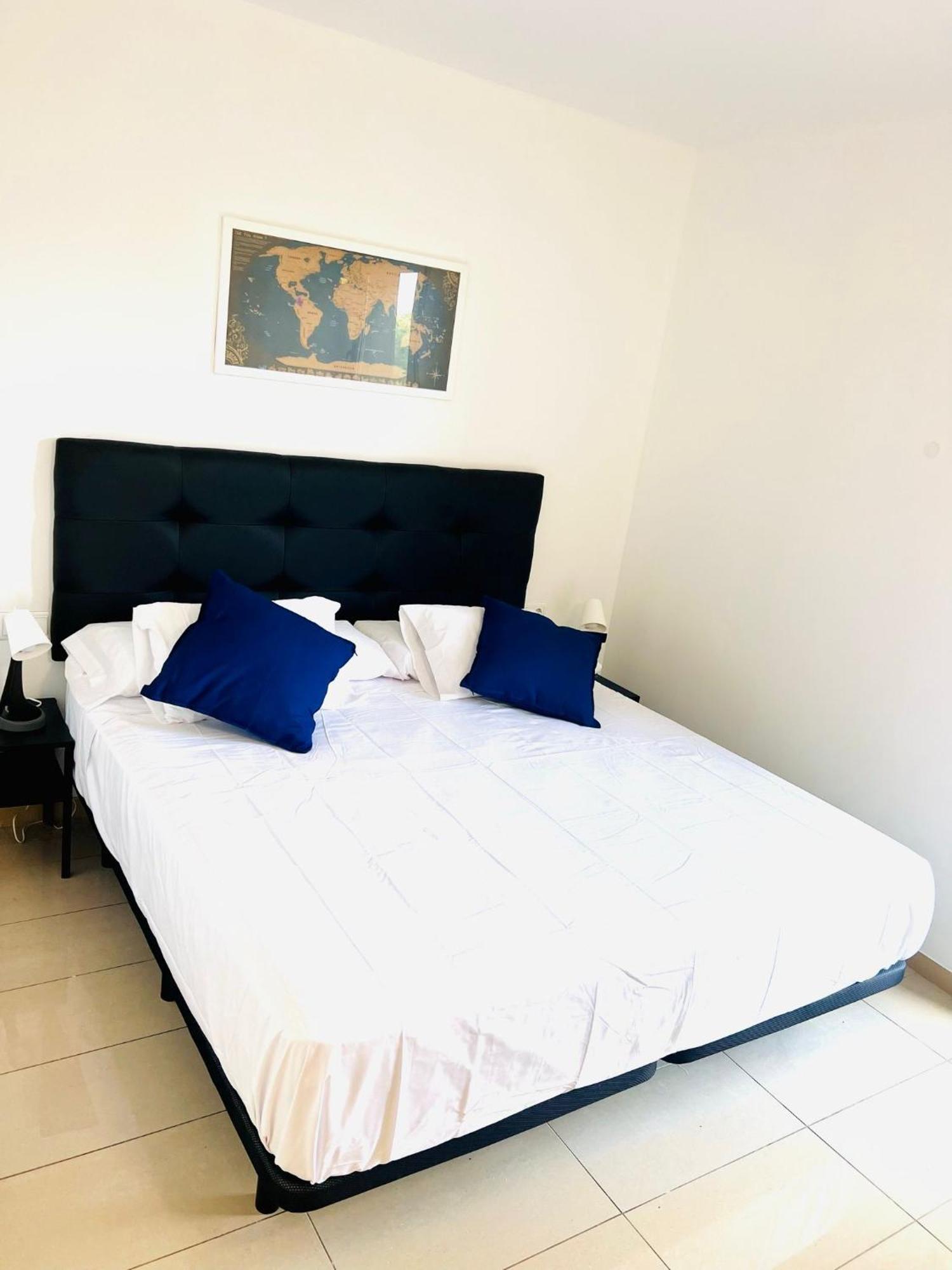 Fira Gran Via 2 - Private Rooms In A Shared Apartment - Habitaciones Privadas En Apartamento Compartido Оспиталет де Лобрегат Екстериор снимка