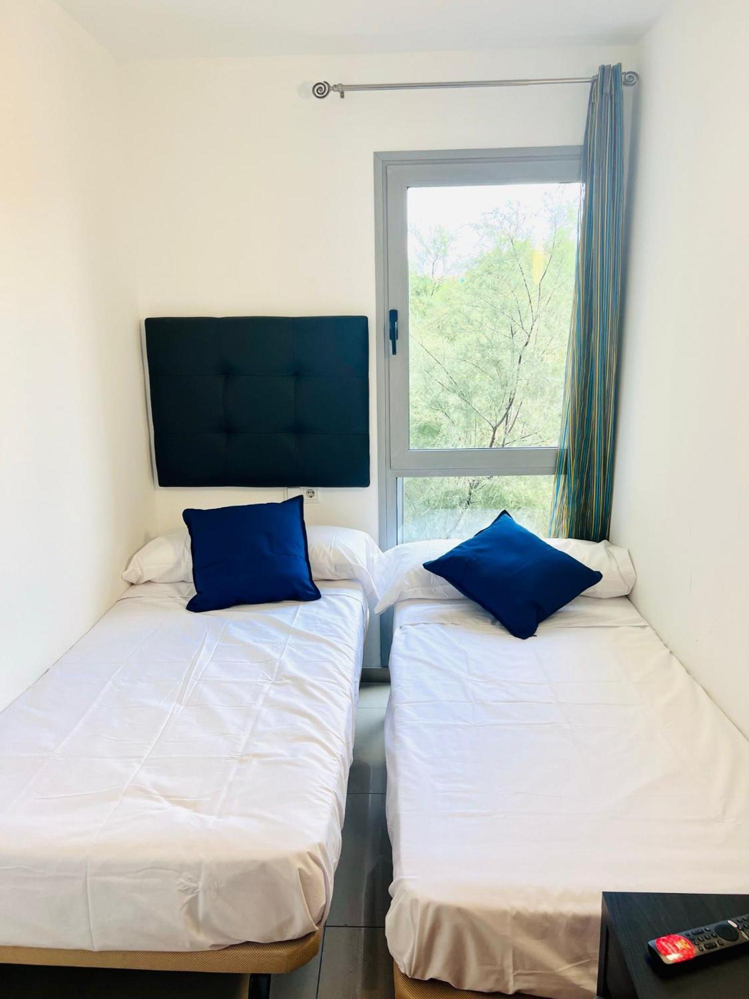Fira Gran Via 2 - Private Rooms In A Shared Apartment - Habitaciones Privadas En Apartamento Compartido Оспиталет де Лобрегат Екстериор снимка