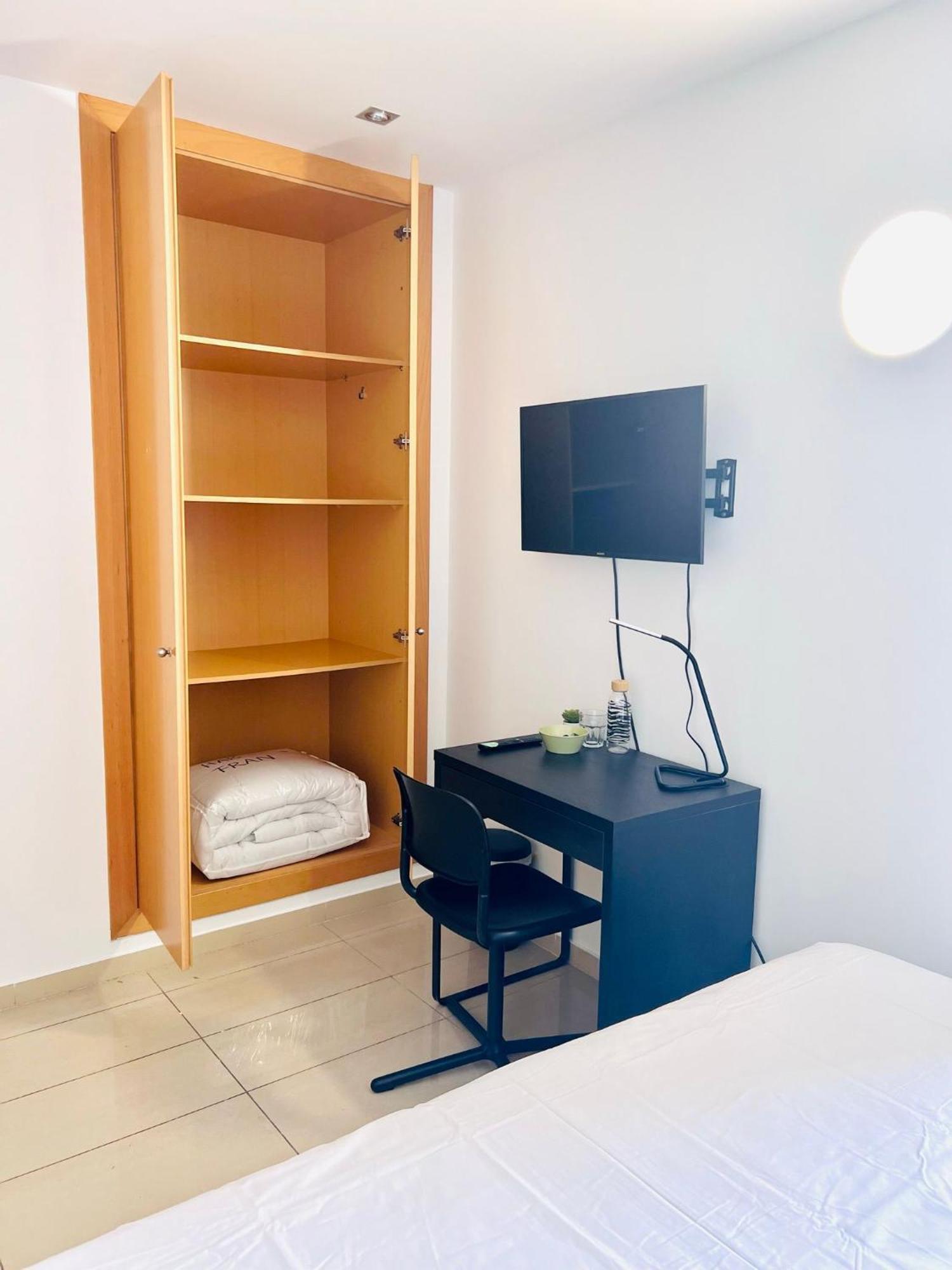 Fira Gran Via 2 - Private Rooms In A Shared Apartment - Habitaciones Privadas En Apartamento Compartido Оспиталет де Лобрегат Екстериор снимка