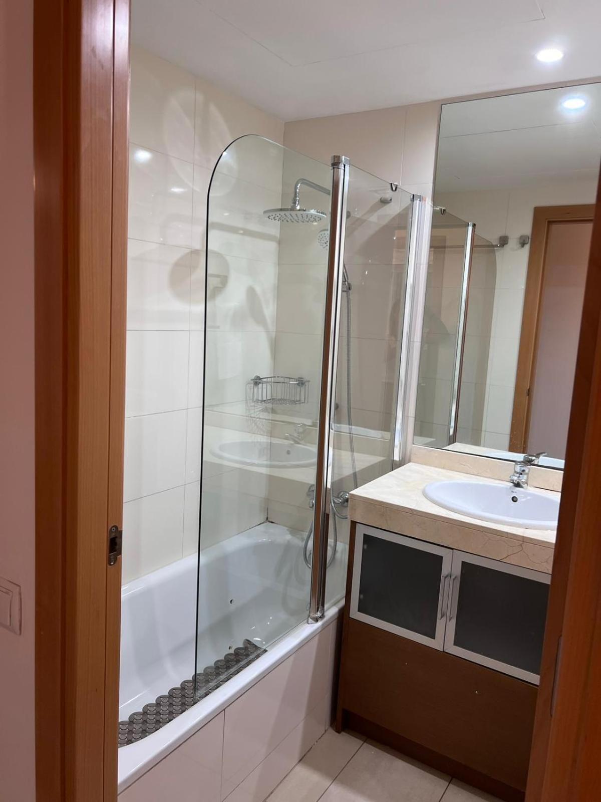 Fira Gran Via 2 - Private Rooms In A Shared Apartment - Habitaciones Privadas En Apartamento Compartido Оспиталет де Лобрегат Екстериор снимка